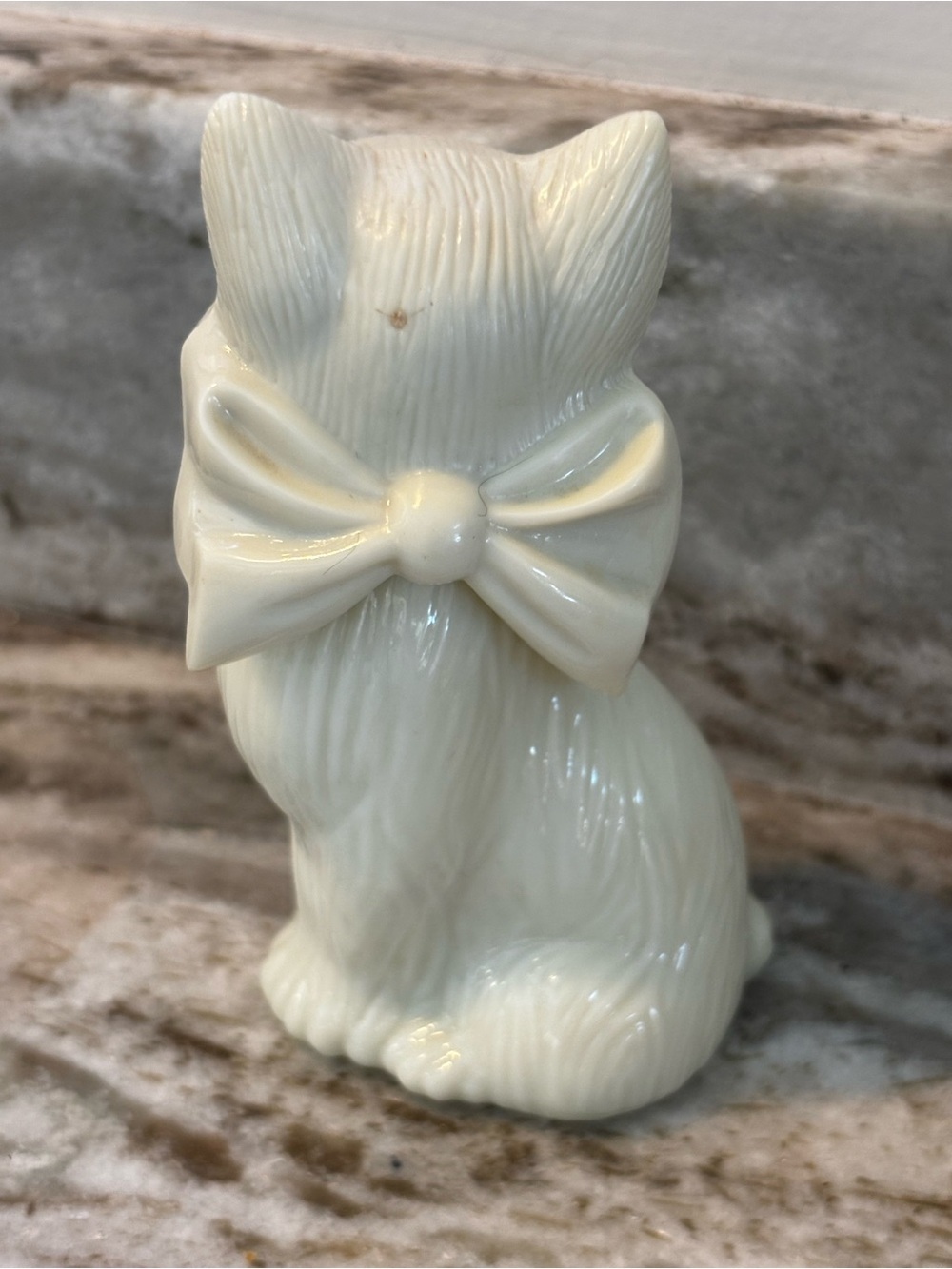 Avon Sweet Honesty Cat Porcelain Figurine with Blue Eyes - Picture 2 of 3